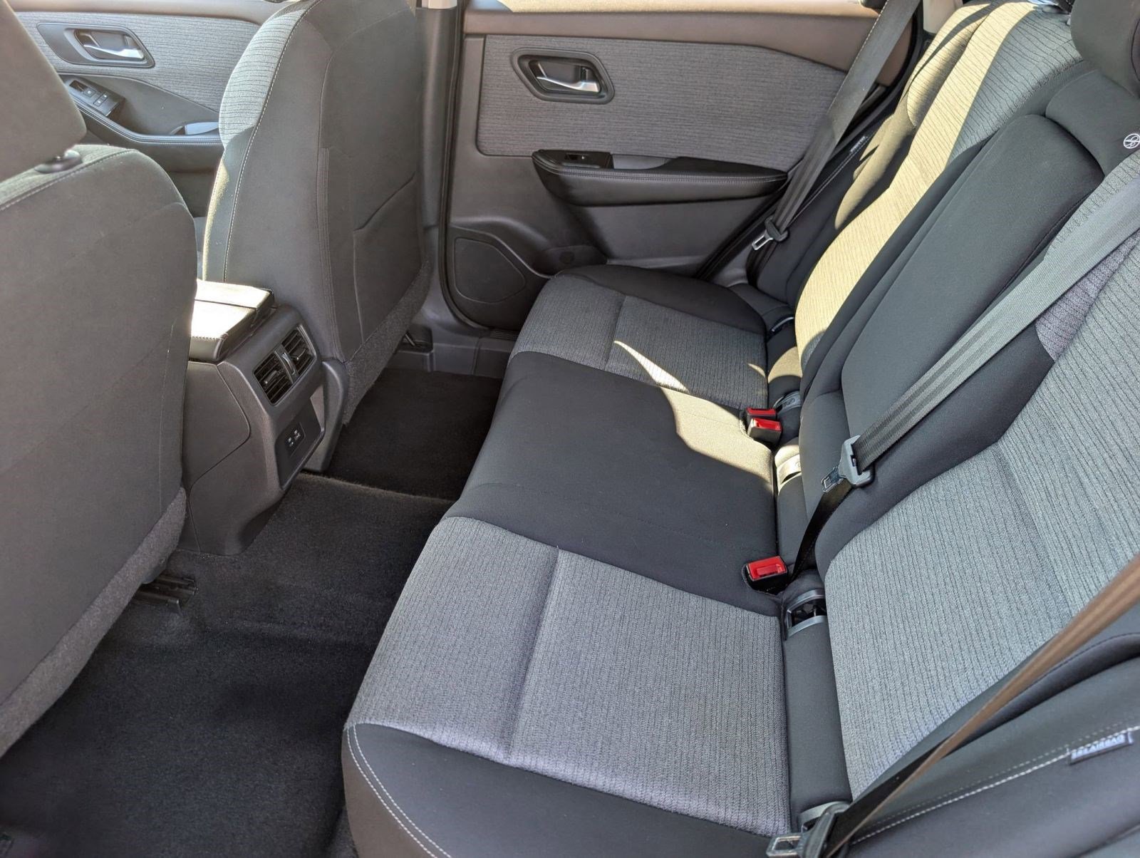 Used 2023 Nissan Rogue SV image 27