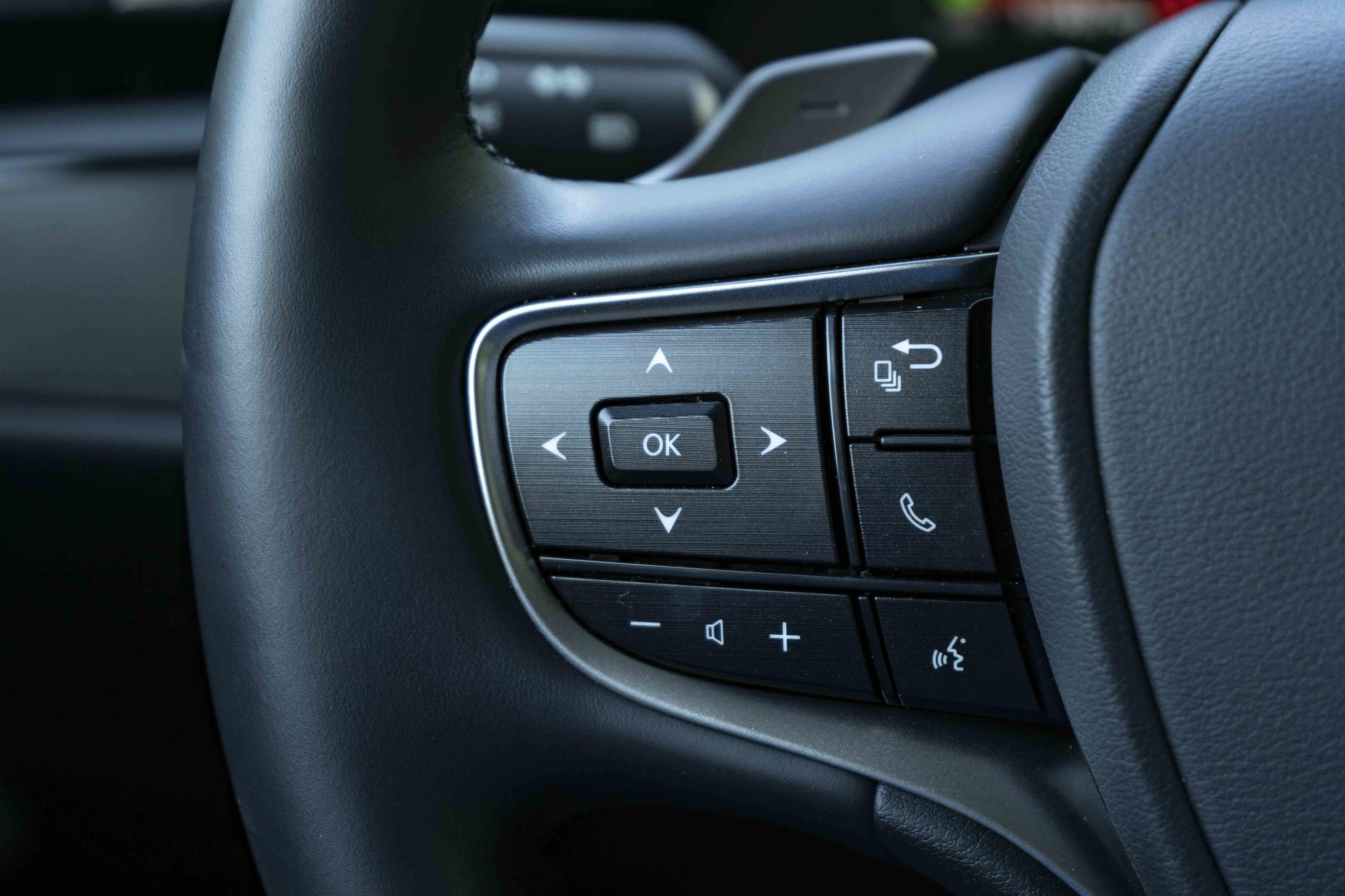 Used 2025 Lexus ES 300h w/ Premium Package image 20