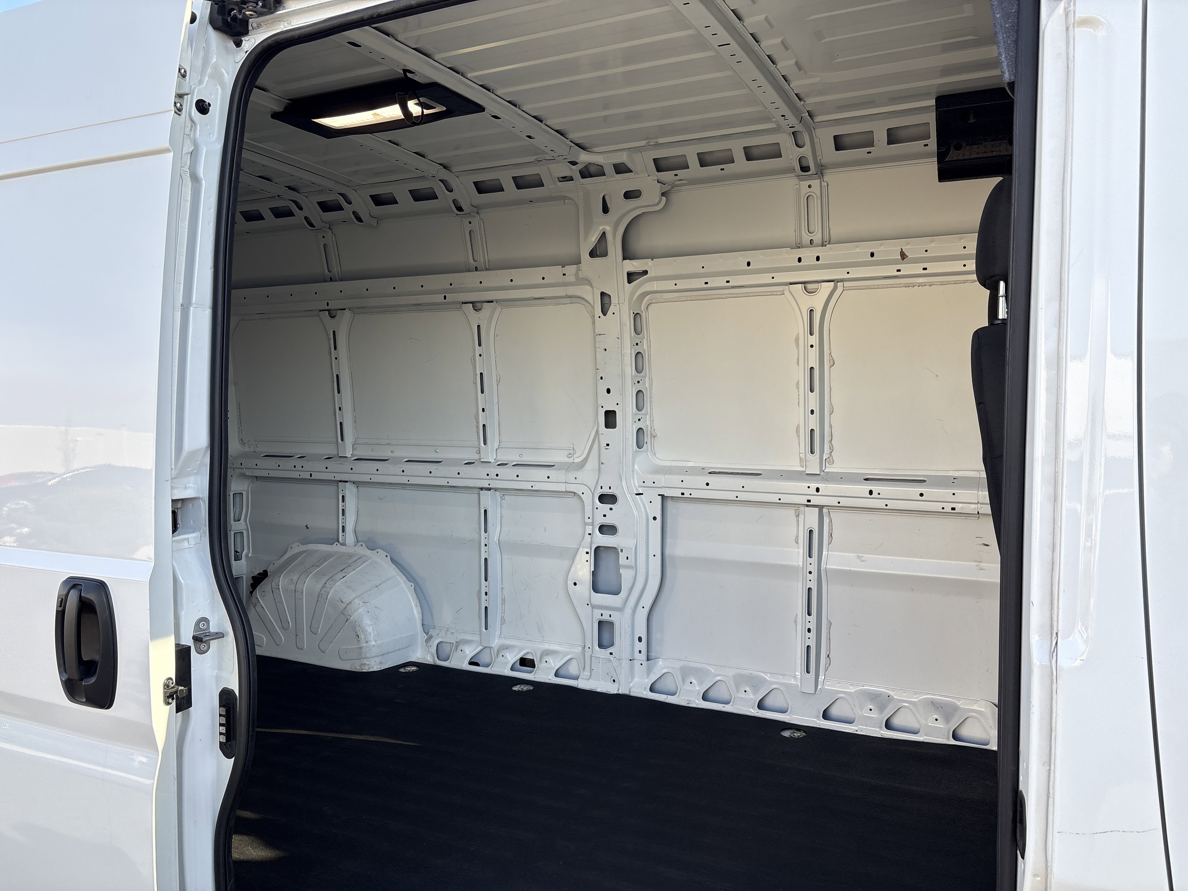 Used 2024 RAM ProMaster 2500 w/ Premium Convenience Group image 32