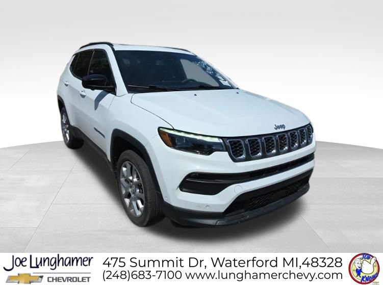 Used 2024 Jeep Compass Latitude w/ Sun and Sound Group AWD/4WD image 2