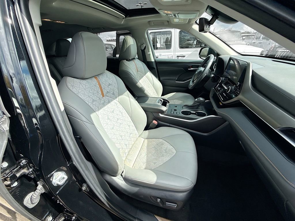 Used 2023 Toyota Highlander Bronze Edition FWD image 33