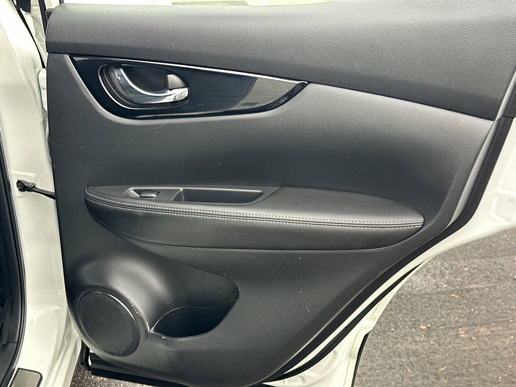 Used 2021 Nissan Rogue Sport SV image 16