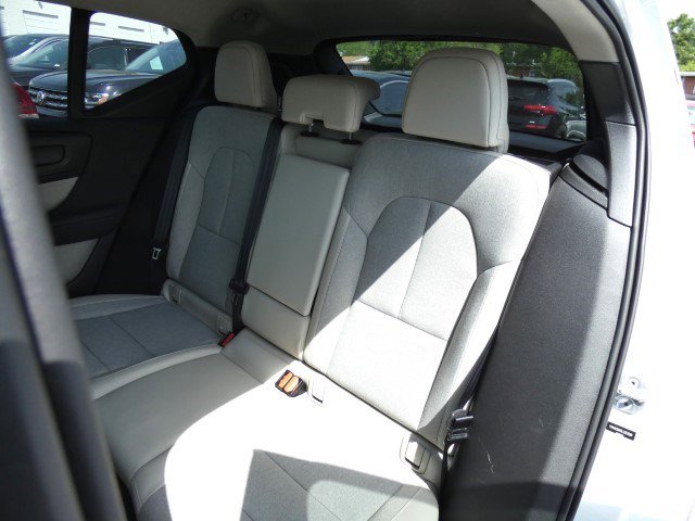Used 2020 Volvo XC40 T4 Momentum image 25