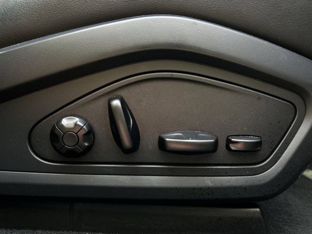 Used 2021 Porsche Taycan 4S w/ Premium Package image 33