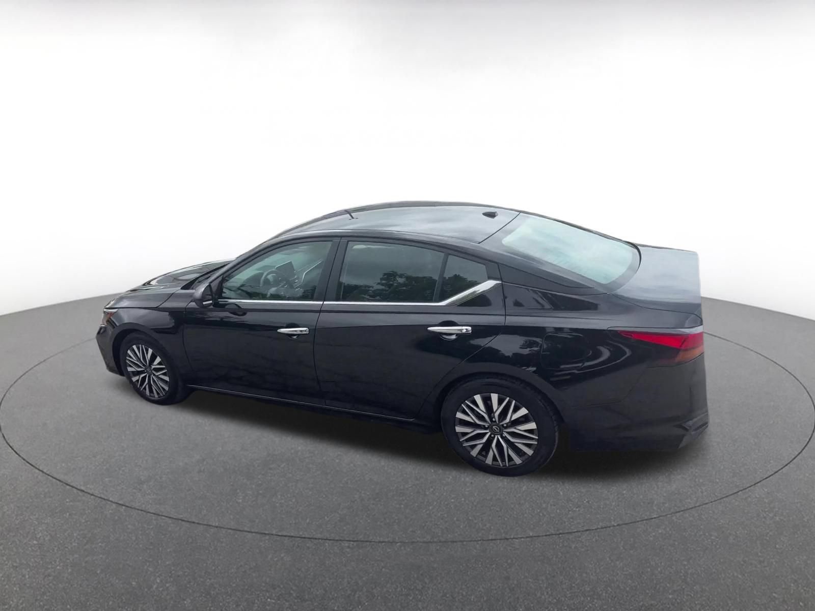Used 2025 Nissan Altima 2.5 SV FWD image 10