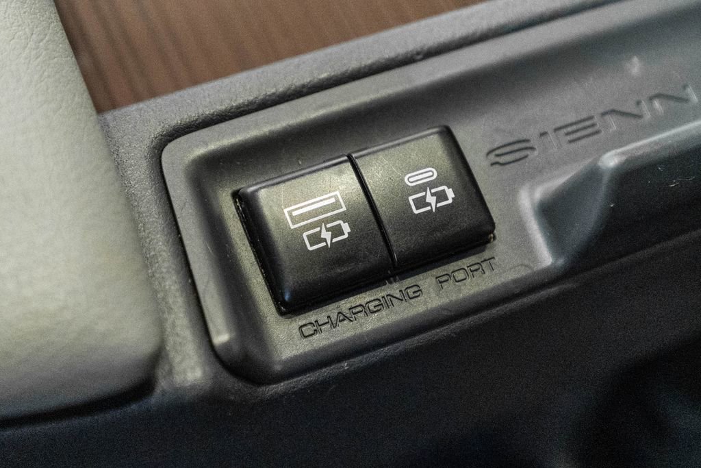 Certified 2024 Toyota Sienna XLE FWD image 33