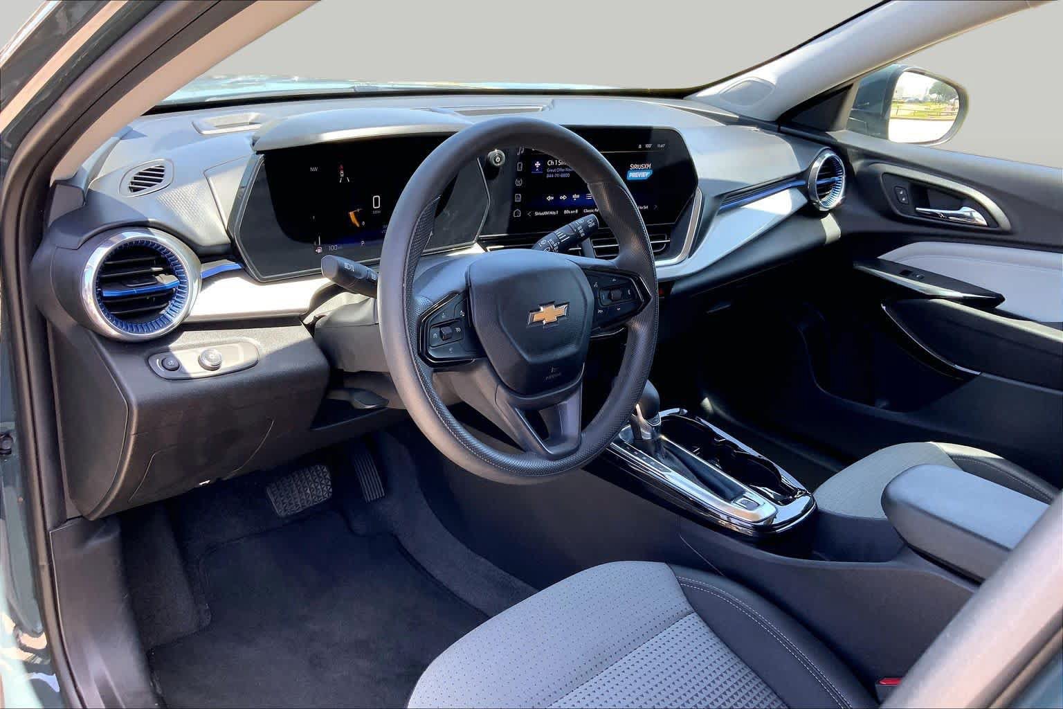 Used 2025 Chevrolet Trax LT FWD image 17