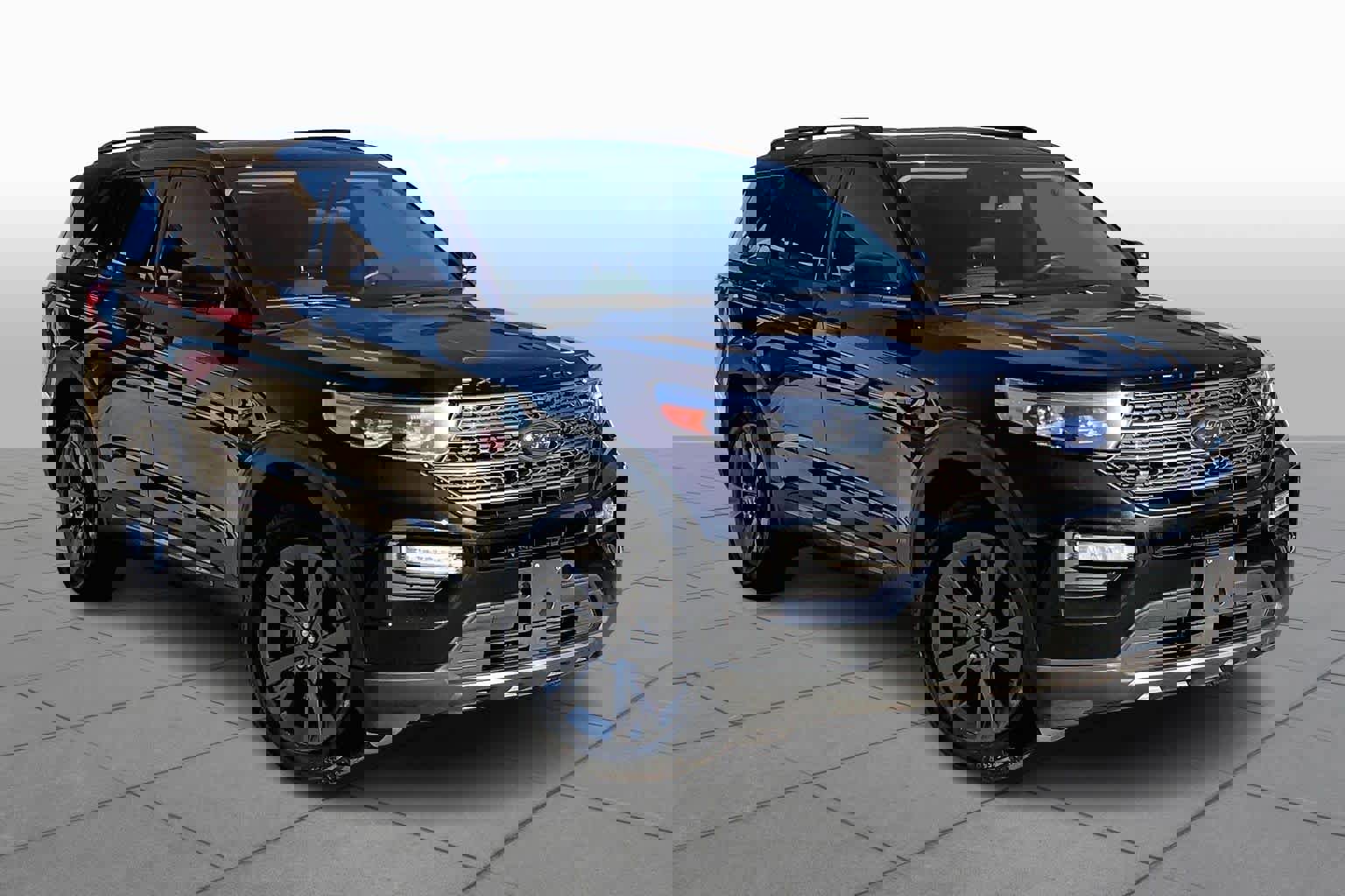 Used 2022 Ford Explorer XLT w/ Equipment Group 202A image 3