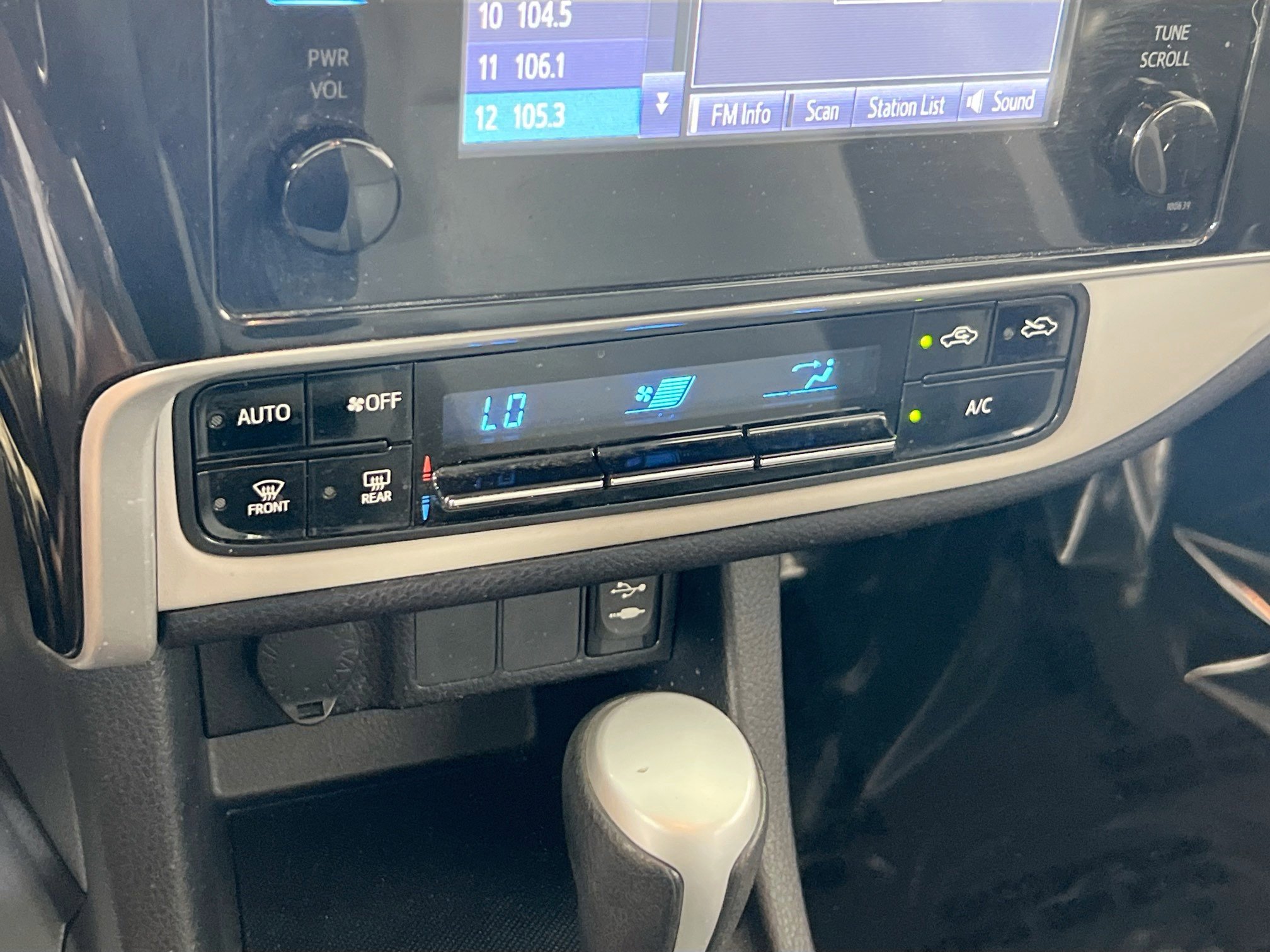 Used 2018 Toyota Corolla LE FWD image 15