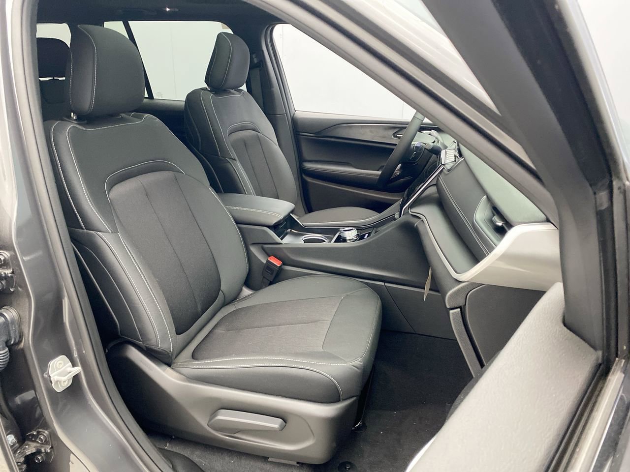 New 2025 Jeep Grand Cherokee Laredo X w/ Luxury Tech Group I AWD/4WD image 21