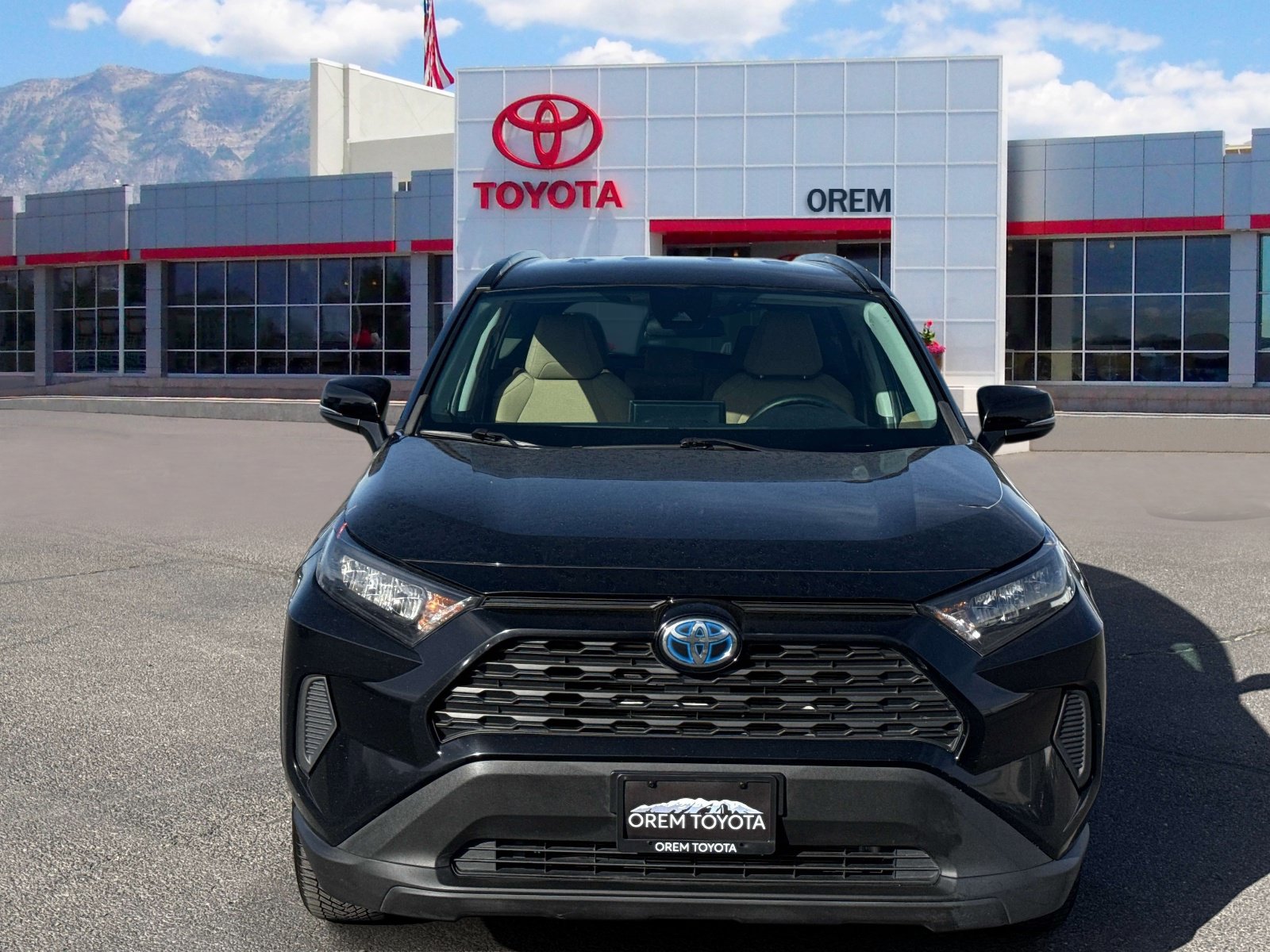 Used 2021 Toyota RAV4 LE AWD/4WD image 2