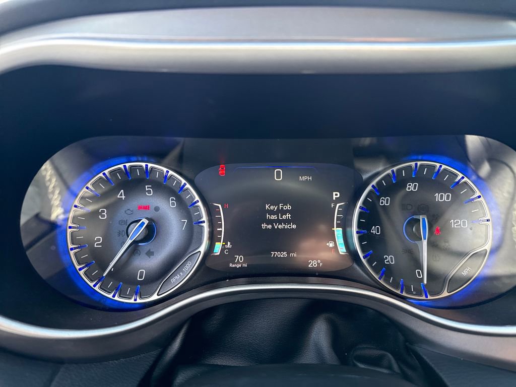 Used 2023 Chrysler Pacifica Touring-L image 18