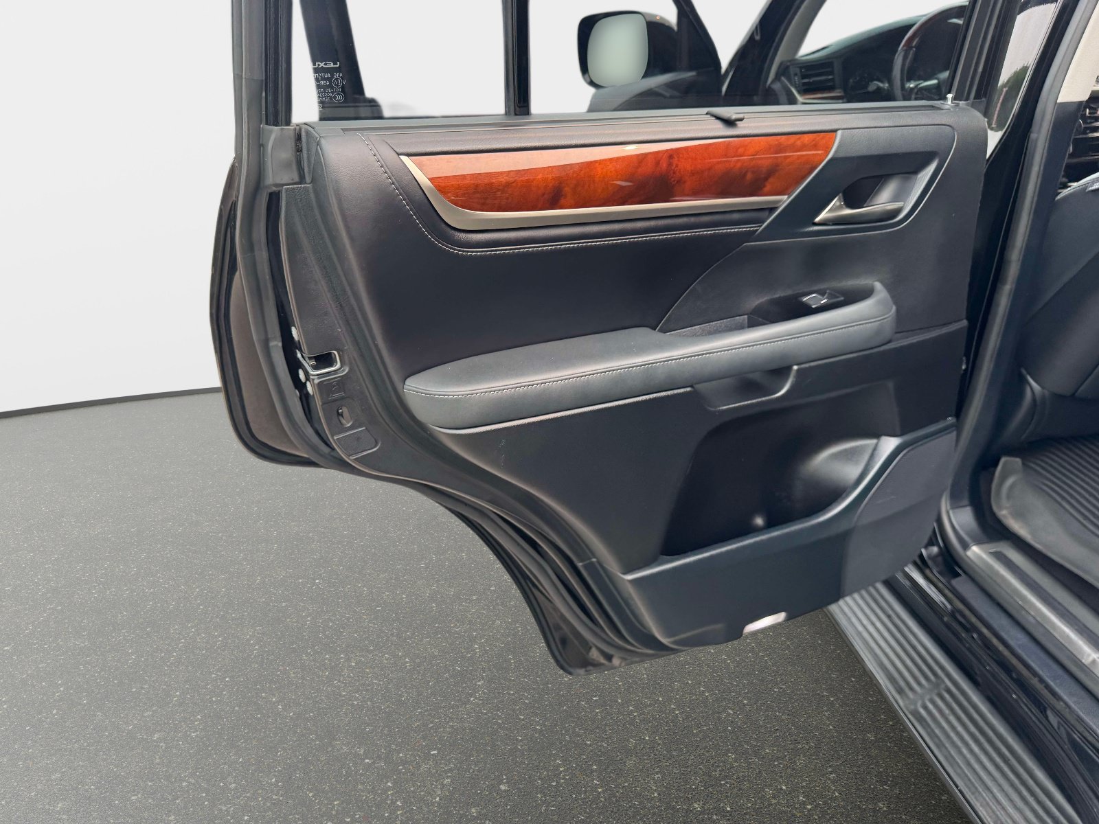 Used 2019 Lexus LX 570 4WD w/ Luxury Package image 21