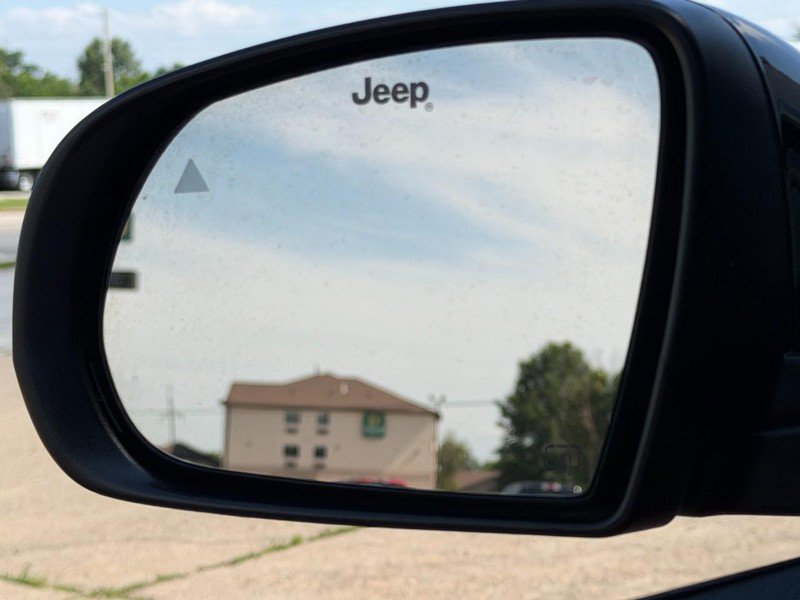 Used 2025 Jeep Compass Trailhawk AWD/4WD image 32