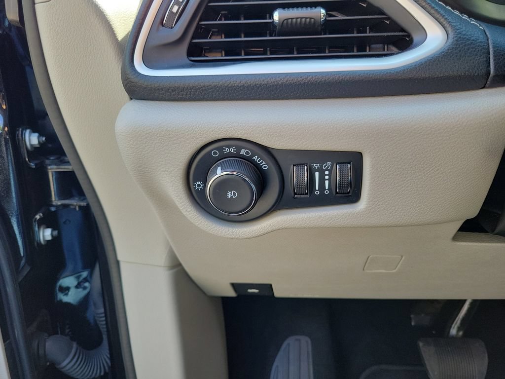 Used 2024 Chrysler Pacifica Limited FWD image 18