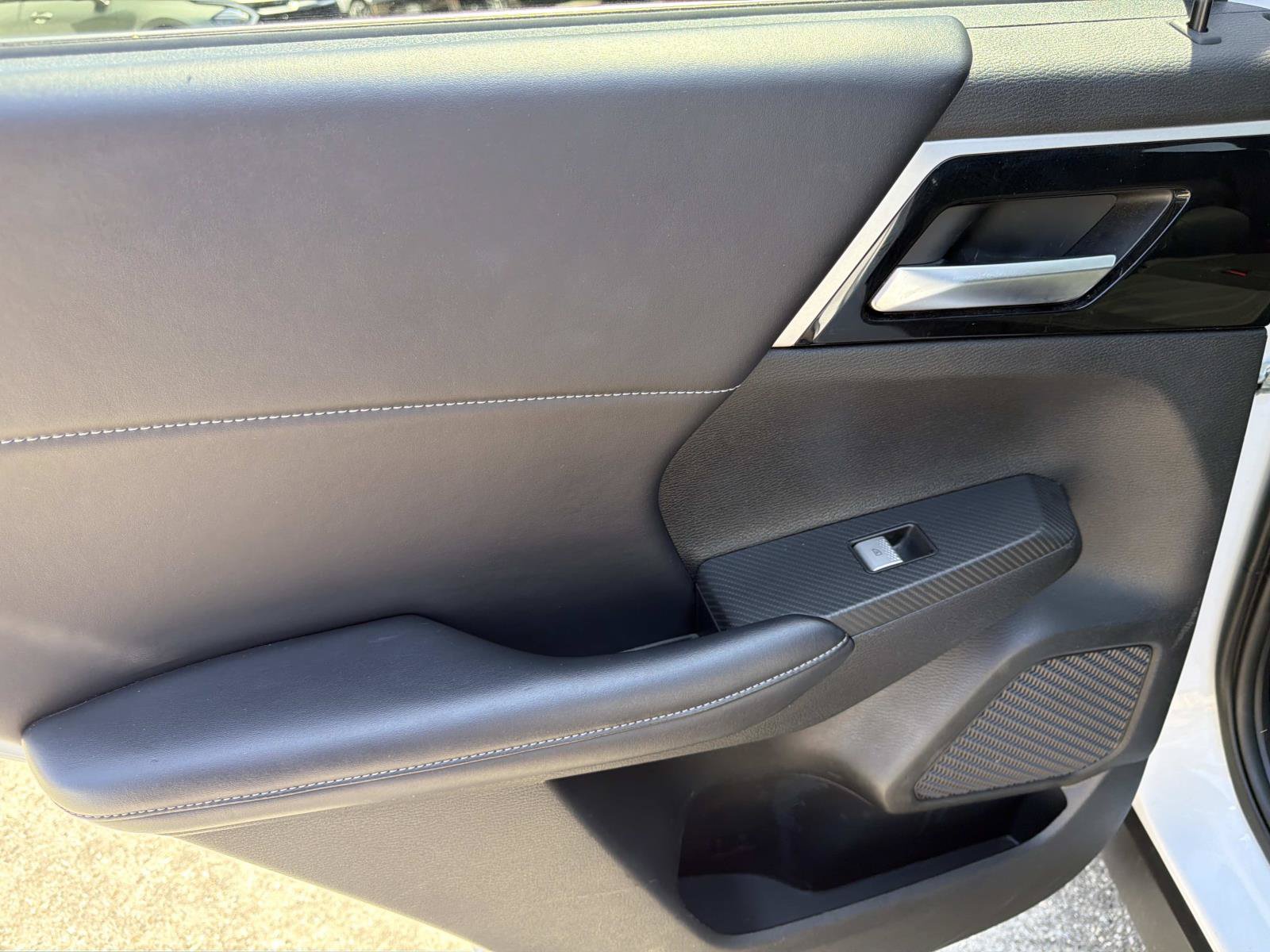 Used 2024 Mitsubishi Outlander 4WD Plug-In Hybrid image 9