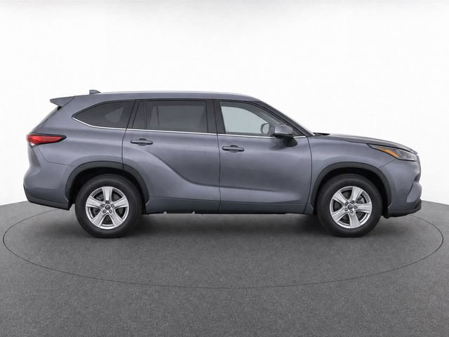 Used 2023 Toyota Highlander LE FWD image 4