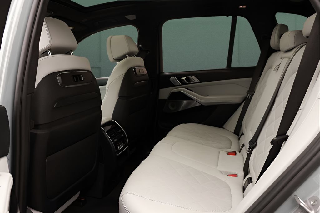 Used 2024 BMW X5 M60i AWD/4WD image 21
