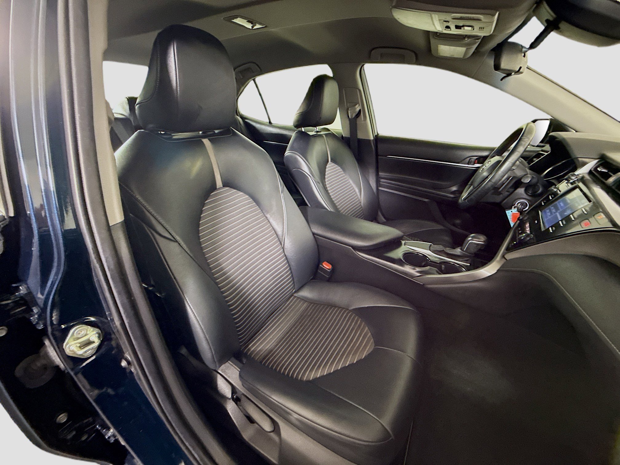 Used 2020 Toyota Camry SE FWD image 28