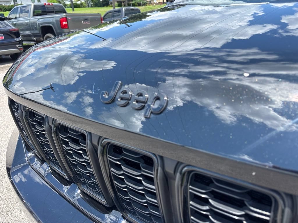 Used 2023 Jeep Grand Cherokee Altitude AWD/4WD image 12