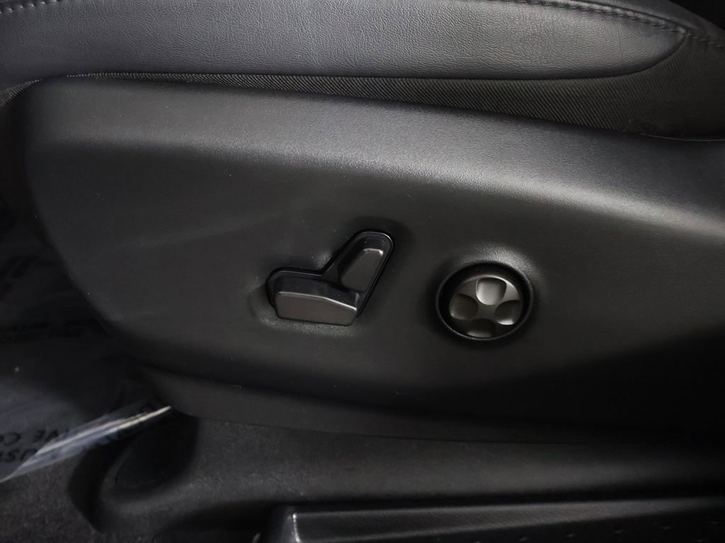 Used 2025 Chrysler Pacifica Select image 35