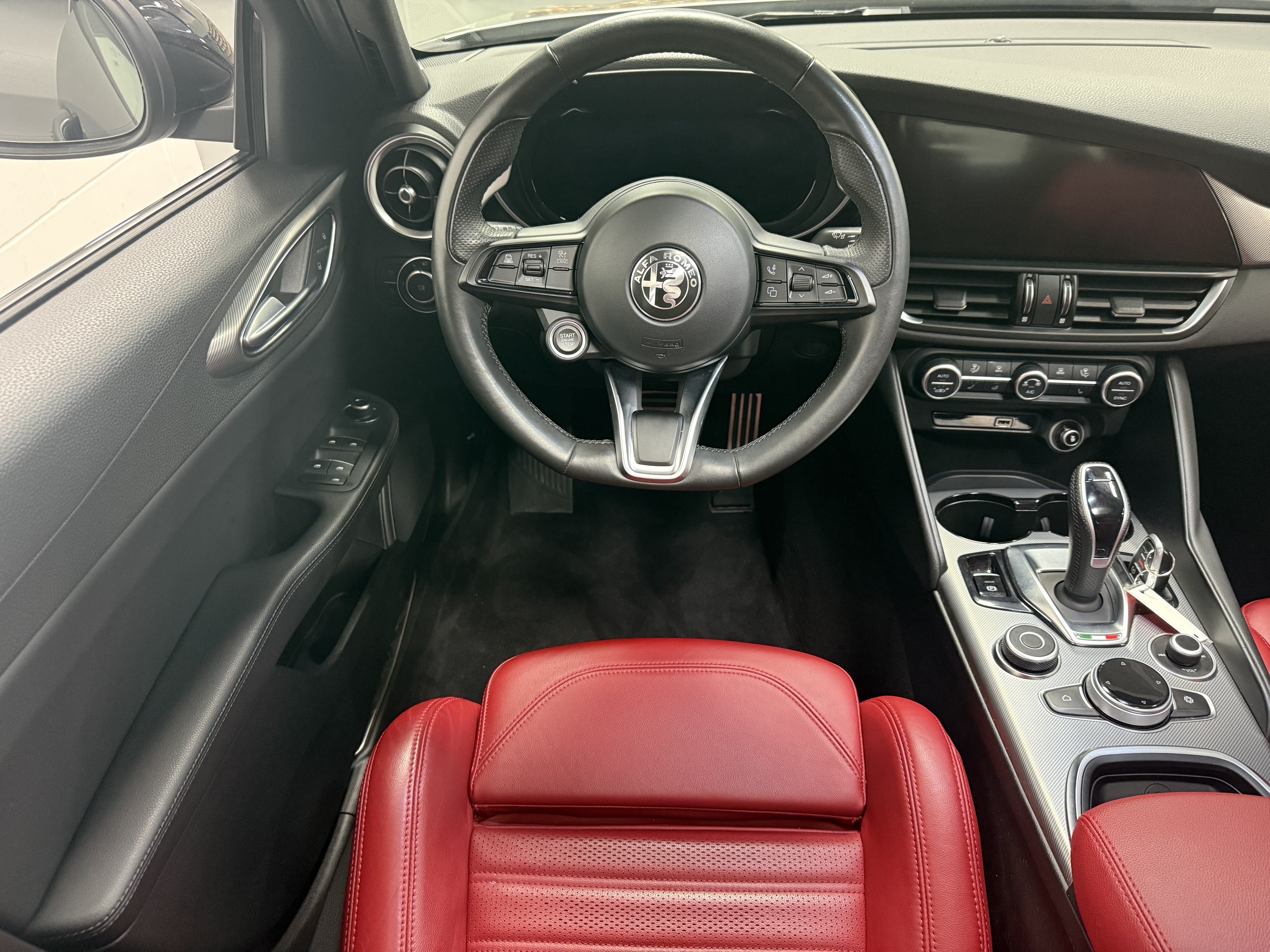 Used 2024 Alfa Romeo Giulia Veloce AWD/4WD image 15