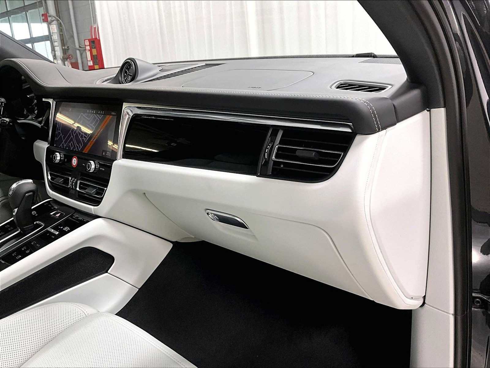 Used 2026 Porsche Macan S AWD/4WD image 29