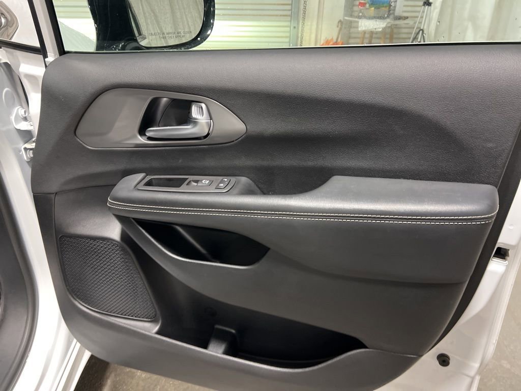 Used 2025 Chrysler Pacifica Select image 10