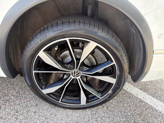 Certified 2023 Volkswagen Tiguan SEL R-Line AWD/4WD image 12
