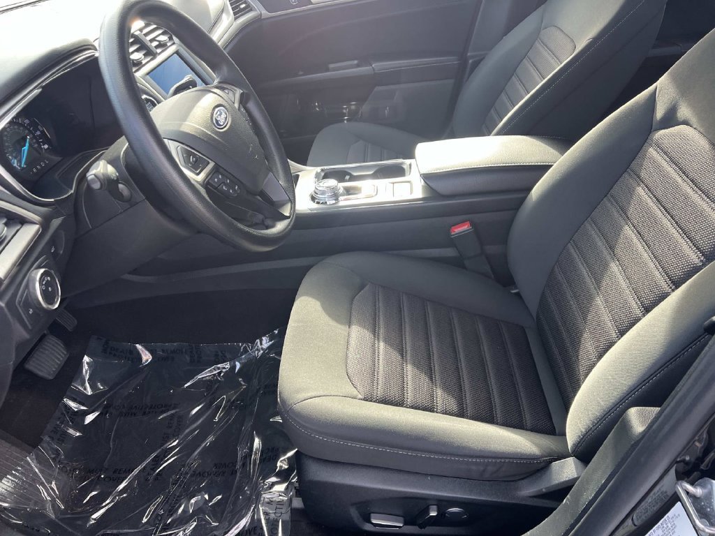 Used 2020 Ford Fusion SE FWD image 16