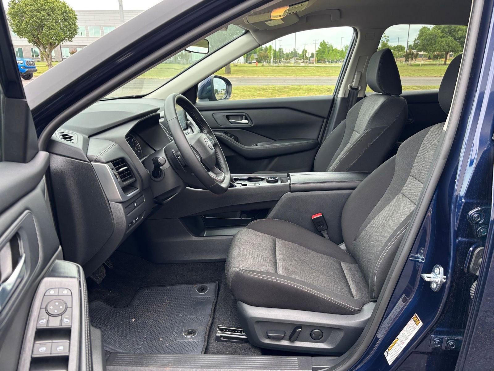 Used 2025 Nissan Rogue SV AWD/4WD image 29