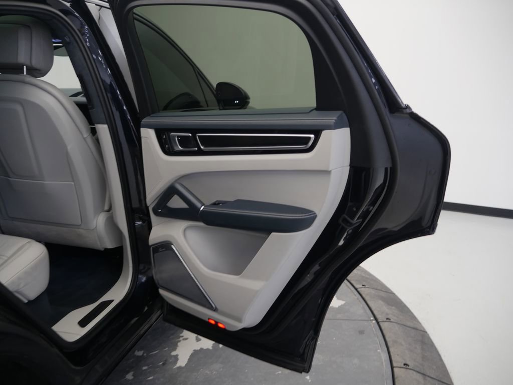 Certified 2023 Porsche Cayenne GTS AWD/4WD image 33
