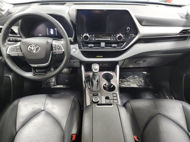 Used 2023 Toyota Highlander Platinum image 2