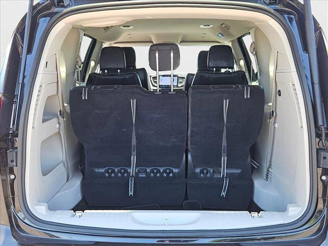 Used 2024 Chrysler Pacifica Touring-L image 6