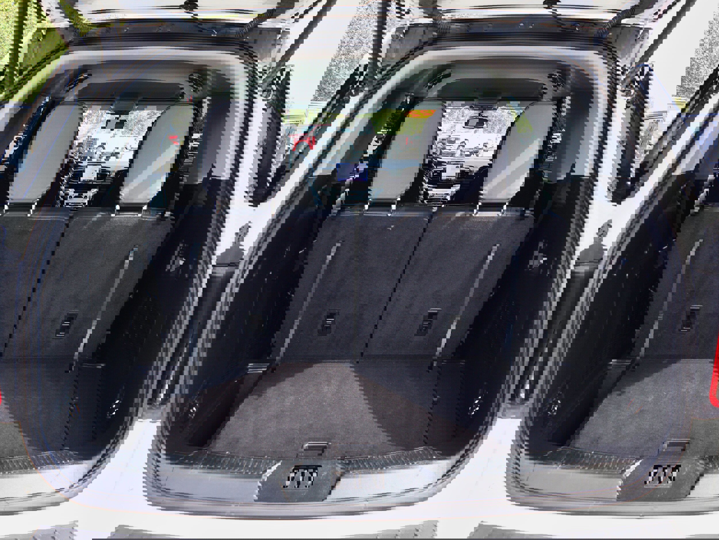 Used 2022 Ford Explorer XLT w/ Equipment Group 202A image 9