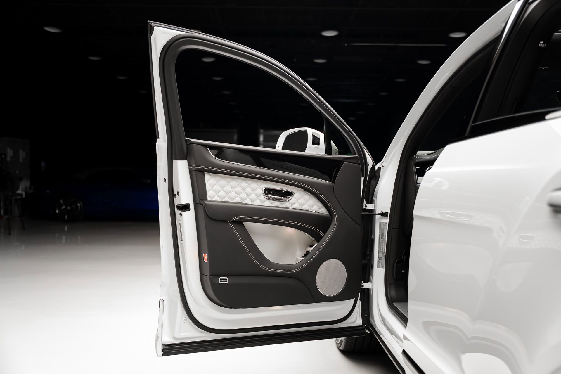 Used 2021 Bentley Bentayga Plug-In Hybrid image 53