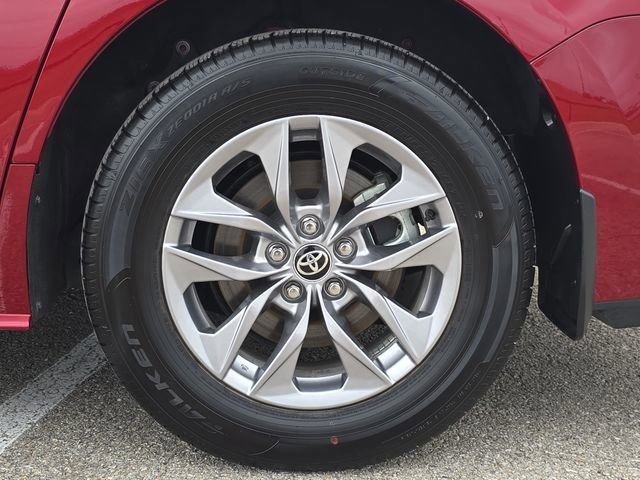 Used 2025 Toyota Sienna XLE image 35