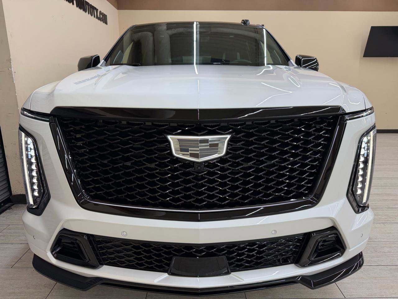 Used 2025 Cadillac Escalade V w/ LPO, ONYX Package image 3