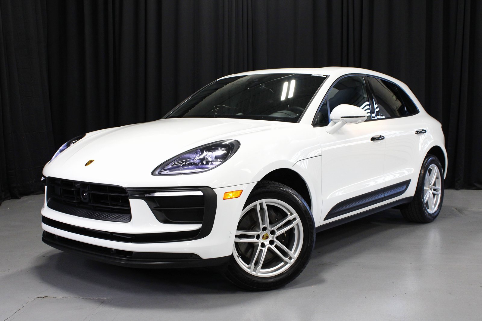 Certified 2025 Porsche Macan image 1