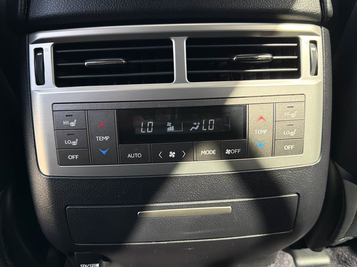Used 2013 Lexus LX 570 4WD w/ Luxury Pkg image 32