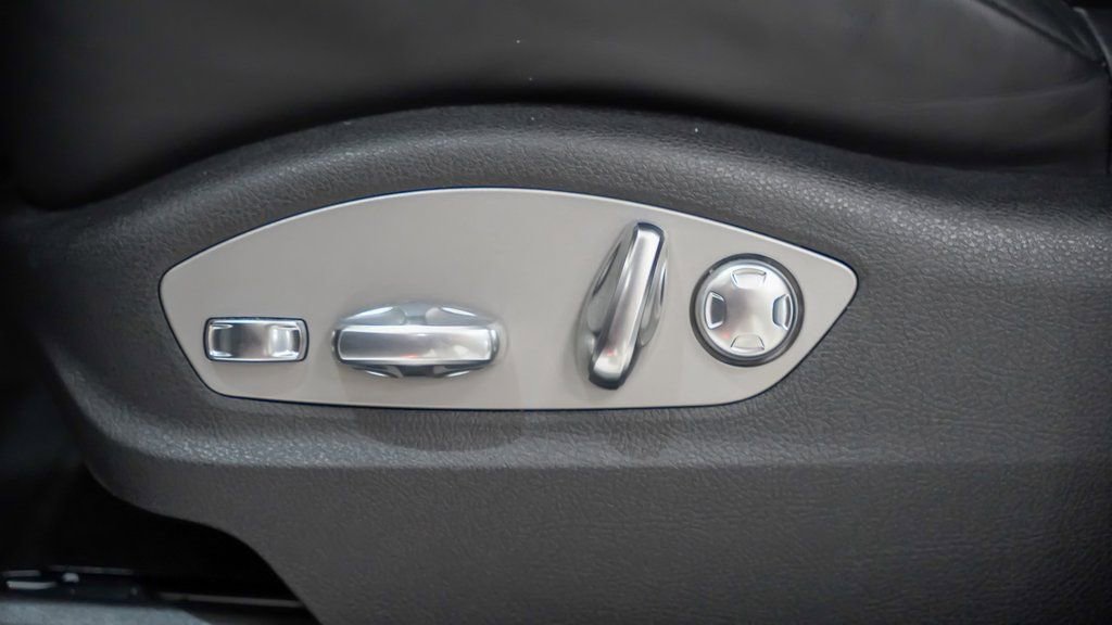 Used 2025 Porsche Macan AWD/4WD image 24