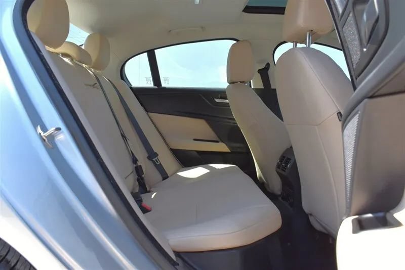 Used 2017 Jaguar XE Premium RWD image 29