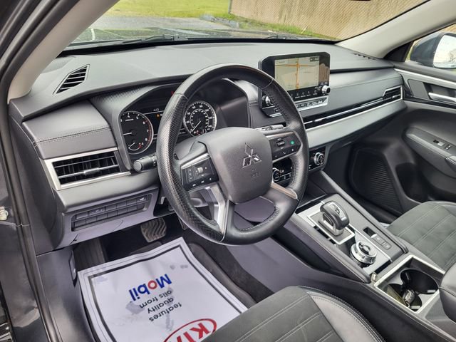 Used 2024 Mitsubishi Outlander SE image 11