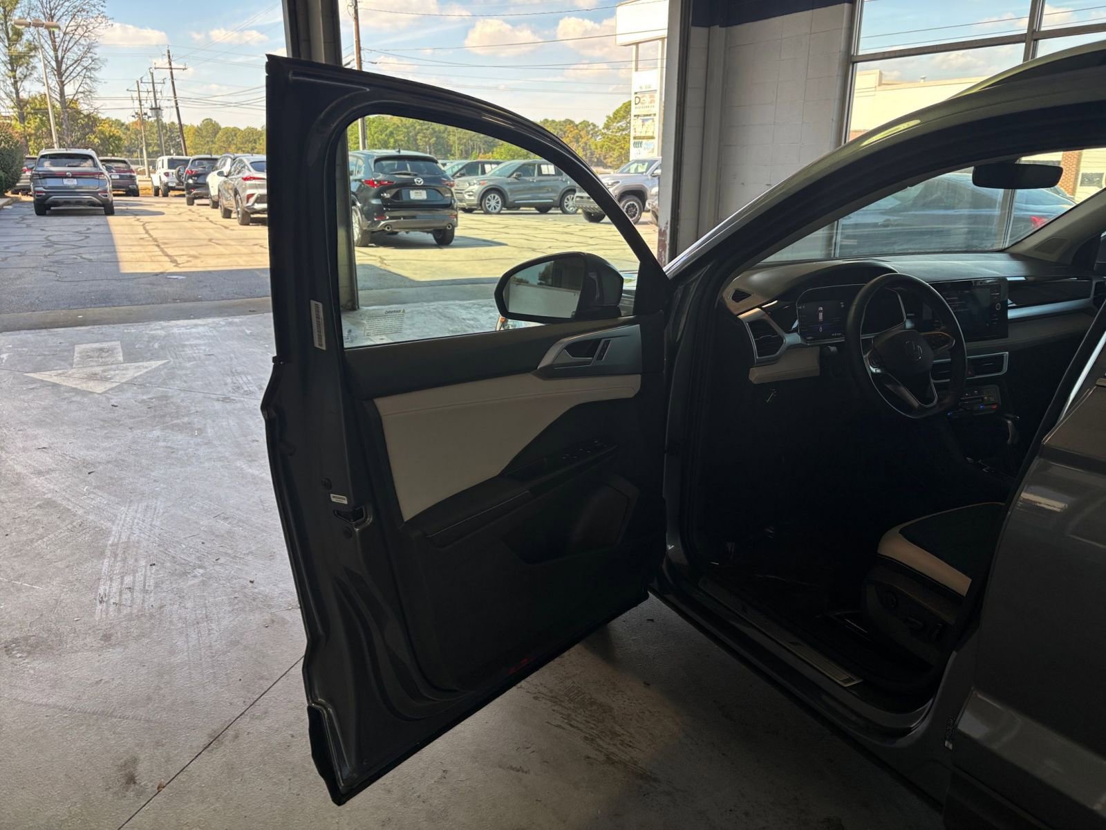 Used 2025 Volkswagen Taos SE image 26