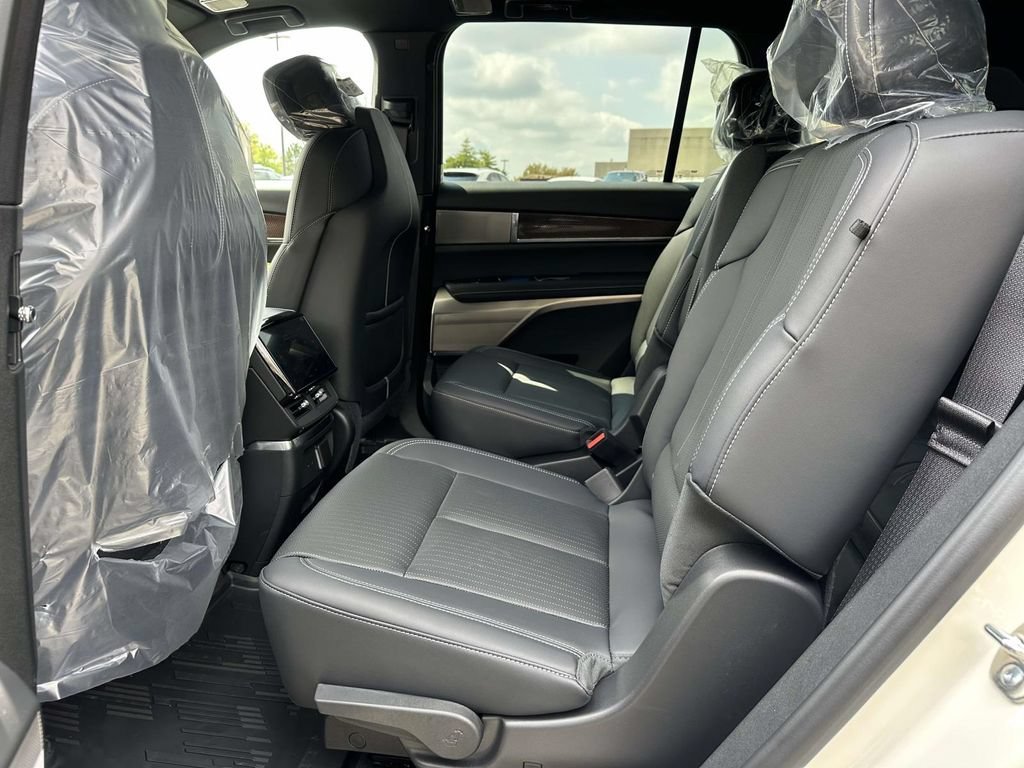 New 2027 Cadillac Vistiq Luxury w/ LPO, Floor Liner Package AWD/4WD image 9