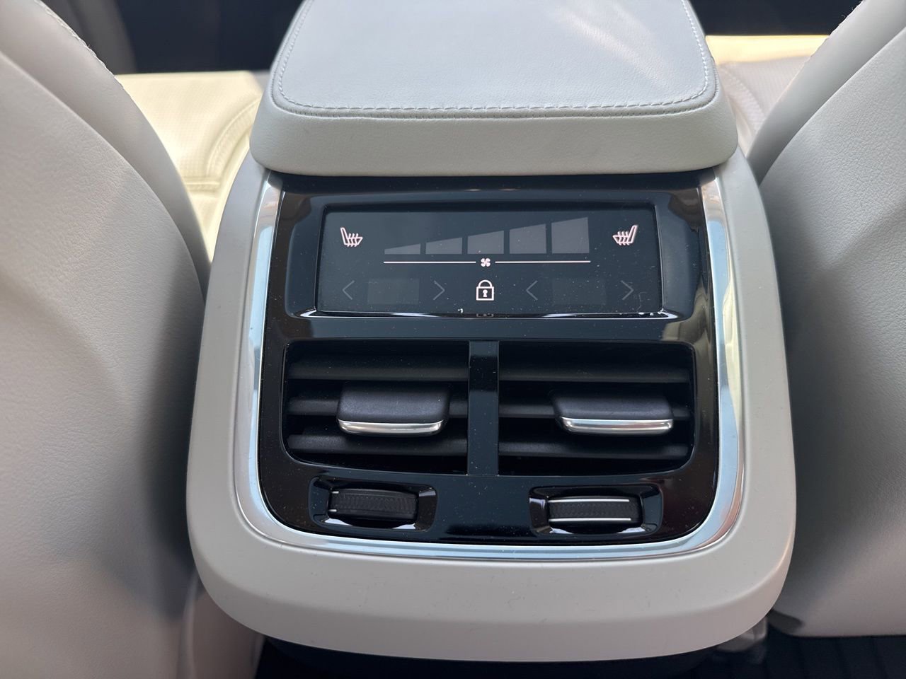 Used 2025 Volvo XC90 B6 Ultra w/ Lounge Package image 18