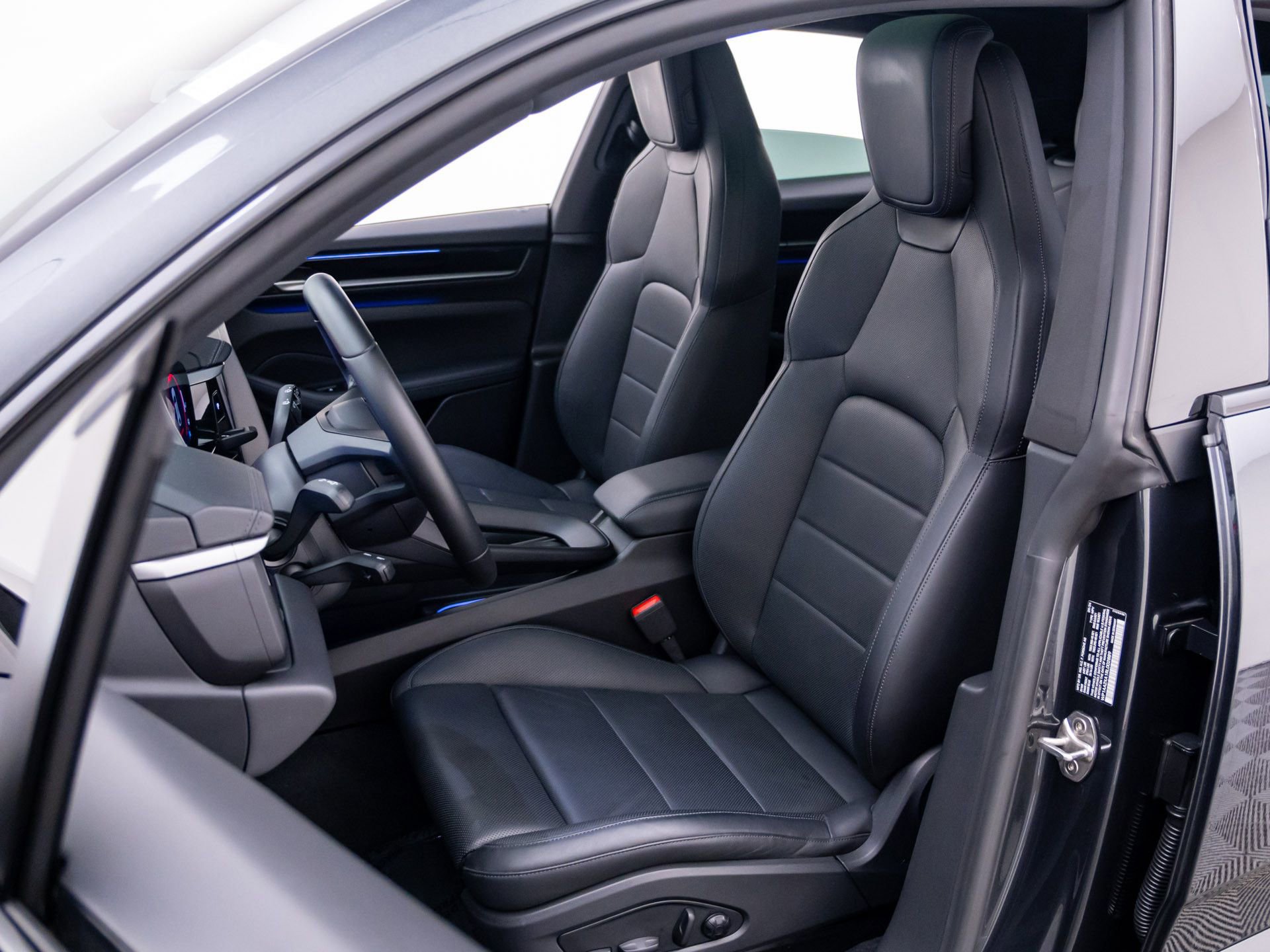 Certified 2024 Porsche Macan 4 Electric image 5