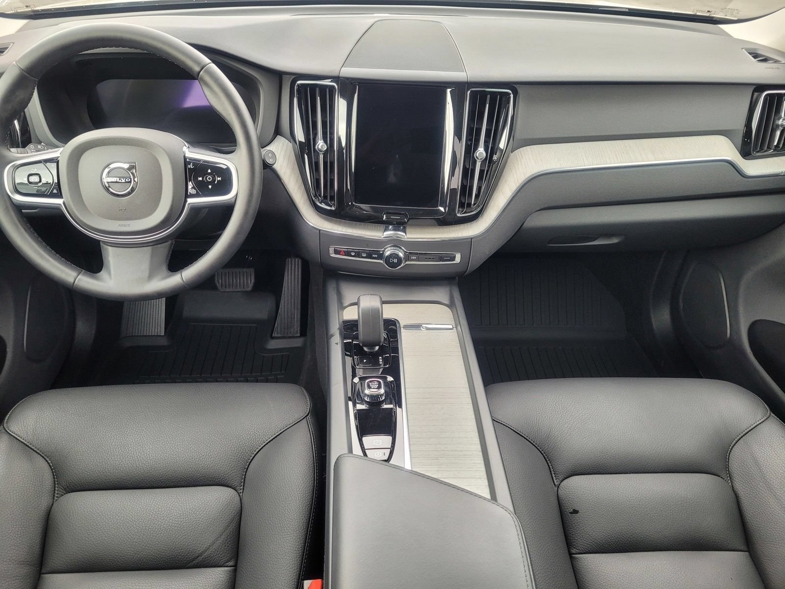 Used 2025 Volvo XC60 B5 Plus AWD/4WD image 17