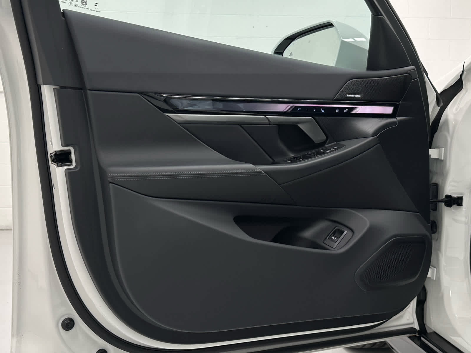 Used 2025 BMW i5 xDrive40 w/ M Sport Package AWD/4WD image 23