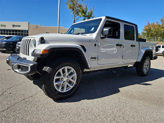 Used 2023 Jeep Gladiator Sport image 4